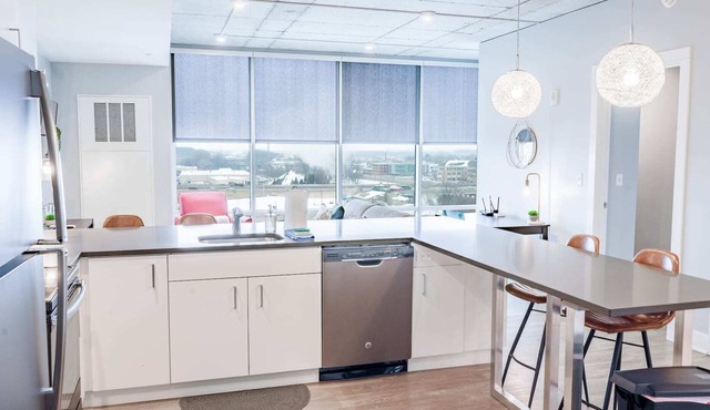 Modern 2 BR with Balcony in GR Entertainment District