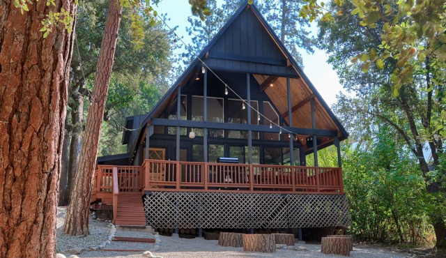 Modern A-Frame next to a creek, minutes to Bass Lake and close to Yosemite