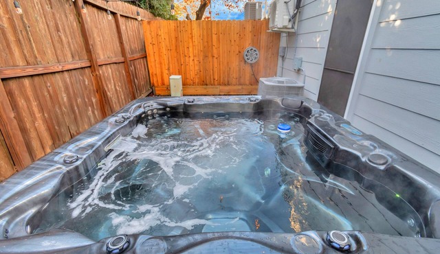 Modern Accessible Houston Gem Jacuzzi & Air Hockey 6Beds in Houston