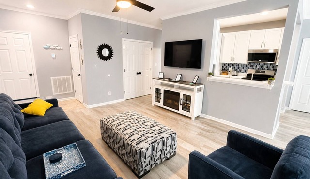 Modern & Clean, Family Friendly, 1st Floor Condo