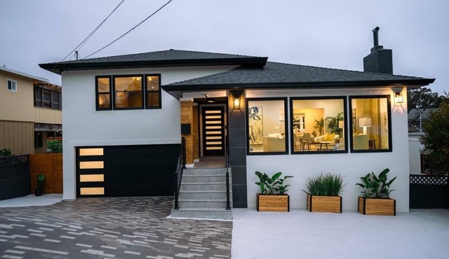 Modern Coastal Retreat with Ocean Views with pool table up to 19 guests
