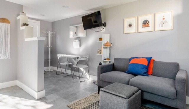 Modern cottage with full kitchen & private patio. Close to great hiking trails!