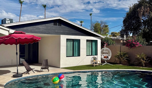 Modern Desert Oasis with private pool that sleeps 6! in Phoenix