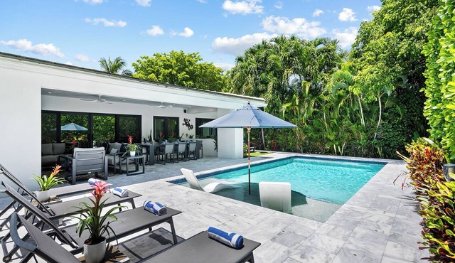 Modern Heated Pool Getaway Near Las Olas, Dining & Beaches!