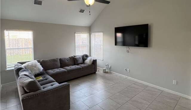 Modern Home Peaceful & Family Friendly 290/1960