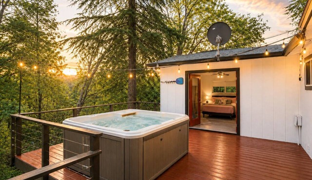 Modern House: 3BR, HotTub, FireTable, BBQ, Dogs OK, Games, Wine Testing!