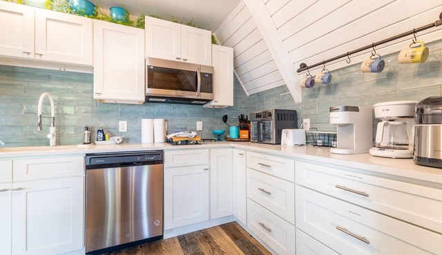 Modern Lakeside Chalet - Large Deck - Pontoon Rentals - BBQ Grill - Boat Slip in Oak Ridge