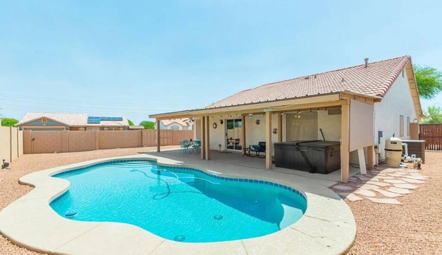 Modern private vacation home with sparkling pool and hot tub! in Casa Grande