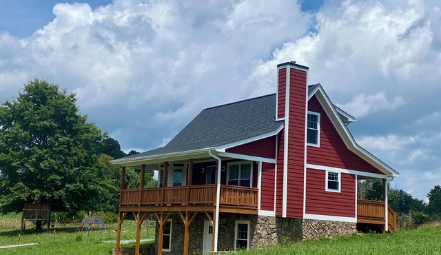 Modern Shepherd's Lodge with stunning 360 Views, Fenced Pet Area and Pool in Buncombe County