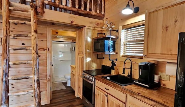 Modern Spacious Cabin near Tappan Lake with Jacuzzi and Panoramic Views in Ohio