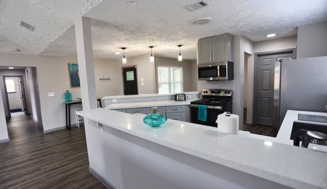 Modern Spacious Home in Quiet Neighborhood