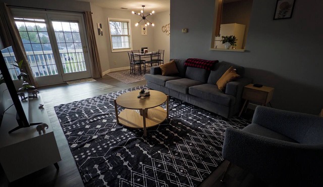Modern Top Floor Condo Near Miami University Quiet and Comfortable