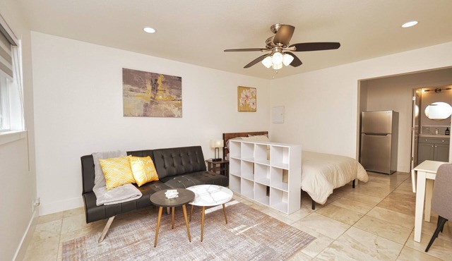 Molivu Homes Studio: KingBed, Kitchen, W/D, Yard