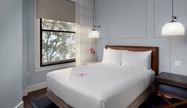 Mono Queen at Axiom Hotel, 2 Units, Pets Allowed, Parking