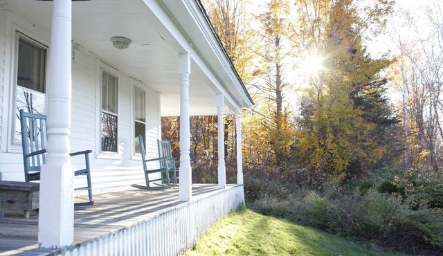 Mountain Farmhouse w/hot tub; 10 mins to hikes!