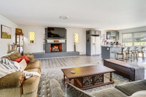 ‘Mountain Golf’ Family Home w/Deck in Spruce Pine