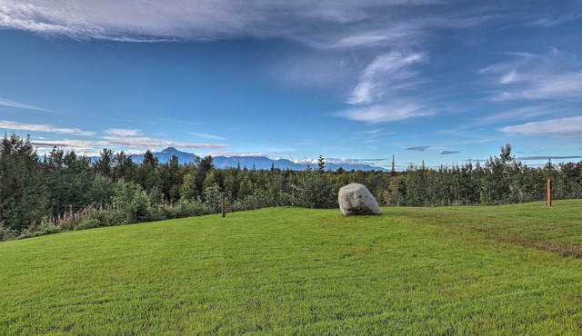 Mountain-View Deck: Secluded Cottage in Palmer