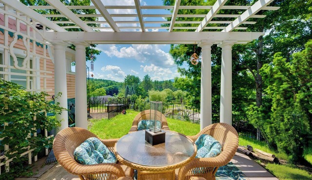 Mountain Views: Beautiful Nestlenook Farm Home!