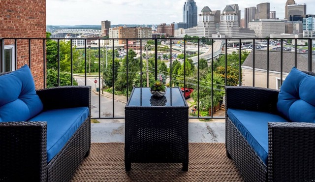 Mt Adams, Stunning Balcony City View, Free Parking Spot, 3 Lux Beds, Sleeps 7ppl