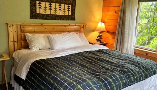 Mt. Douglas Courtyard Room, Homer Floatplane Lodge