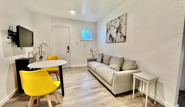 Natural Light 1 Bedroom In-Law Unit w/Washer/Dryer