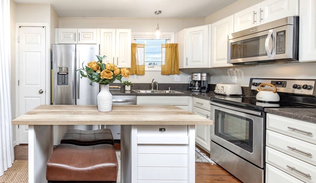 NEW Charming South Anchorage Retreat - Quiet and Close to Shopping, Restaurants