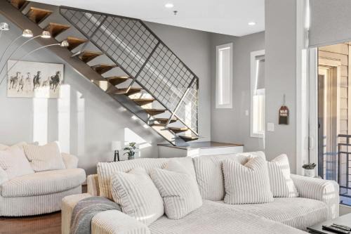 NEW Elegant Downtown Escape with Modern Comforts