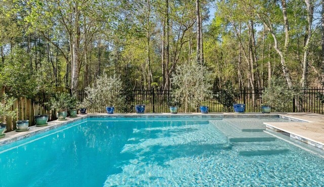 New Luxe 5BR/4.5BA Pool Villa in The Woodlands