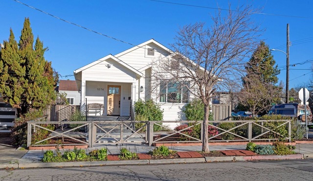 New Modern Guesthouse Retreat near Berkeley & SF - King Bed, AC, Standing Desk
