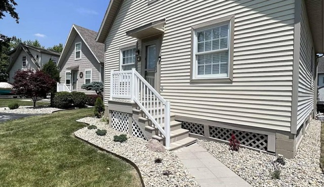 Newly remodeled waterfront lake house with Dock!