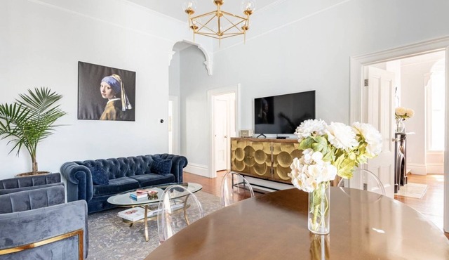 Newly Renovated Victorian House 1 train stop to SF and Parking