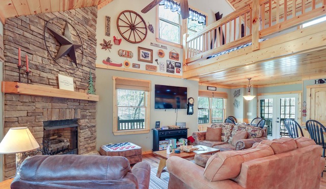 North Georgia Cabin: Hot Tub, Resort Access!
