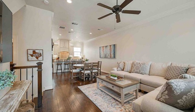 Northgate Nest Cozy & Convenient 2BR 3BA Office Steps from A&M