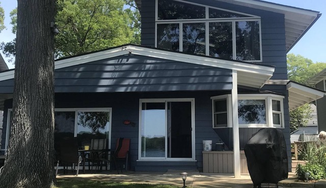Now available for winter renter -Beautiful Cottage Located Right On Spring Lake