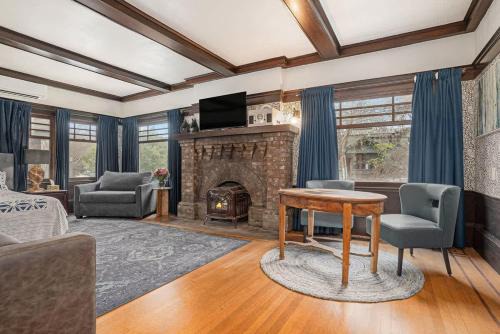 Oak Suite