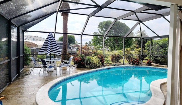 Oasis at the cape 3/2 Heated Pool Home with boat dock