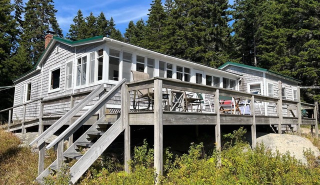Oceanfront Cottage in Downeast Maine with solar power: Two Jetties Cottage