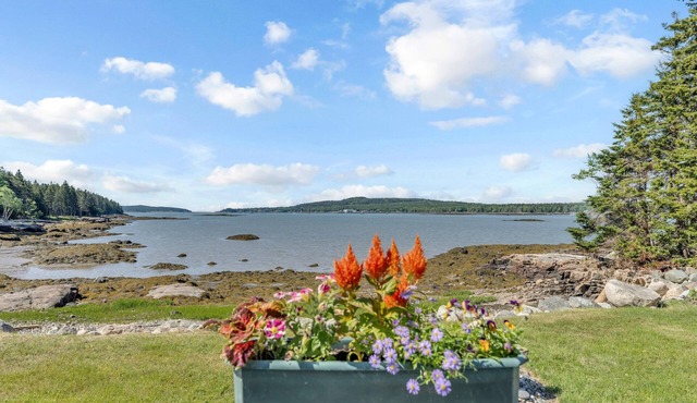 Oceanfront Island Cottage Close To Acadia