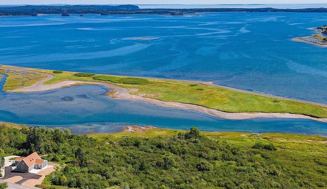 OCEANFRONT LOT ON 13 ACRES, 4-bedroom house with WiFi near Lubec lighthouse