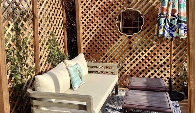 Oceanview Penthouse, Stylish & Walking to Beach
