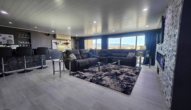 Open and Spacious Condo with Exquisite Views!