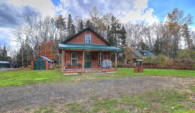 Oquossoc Camp - Great in-town Oquossoc location - walk to OG and Portage!