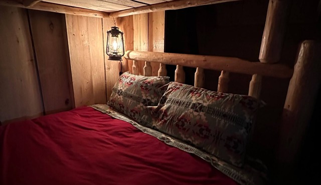 Oz Lodge: Bunkhouse - Cozy, Rustic & perfect for a family or group of friends!
