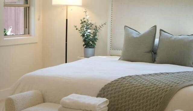 Palo Alto DT Master bedroom near Stanford