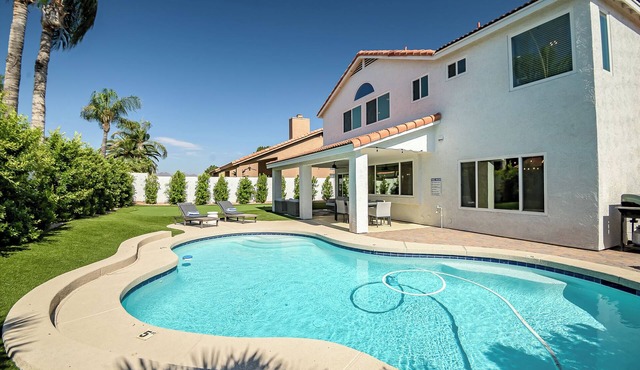 Paradise Villa - Spacious Home with Private Pool, Office, and Pool Table in Scottsdale