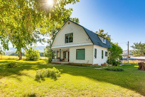 Patio & Mountain Views: Farmhouse in Mancos!