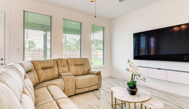 Patio & Pool Access: Family Home in Tomball