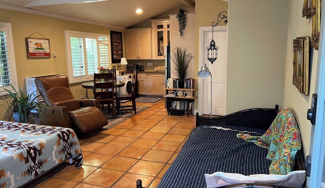 Peaceful cottage in Oakland hills with WiFi access