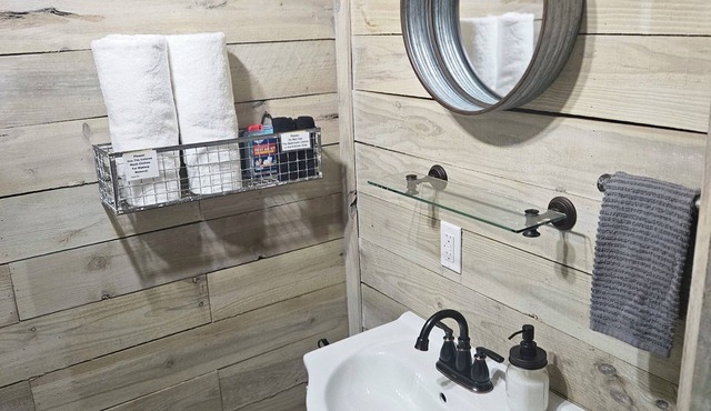 Peaceful Cozy cabin,w/Hot tub, Near Branson & Thunder Ridge Nature Arena