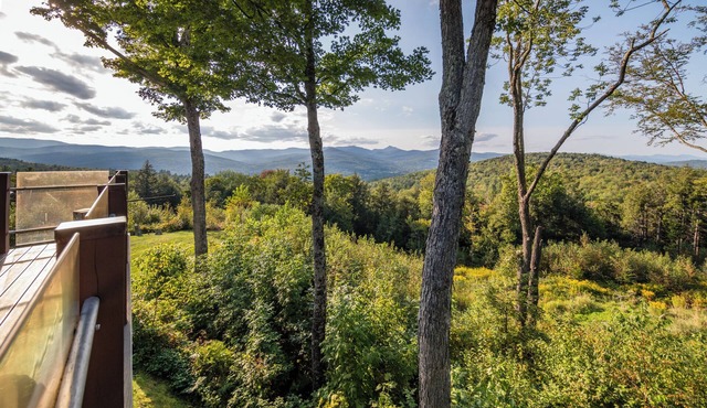 Peaceful luxurious retreat with stunning mountain views & nearby skiing/hikes!